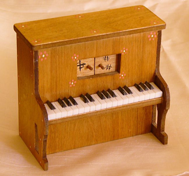 Piano Musicbox 5.5 wide. Keyboard Music Box w/door  