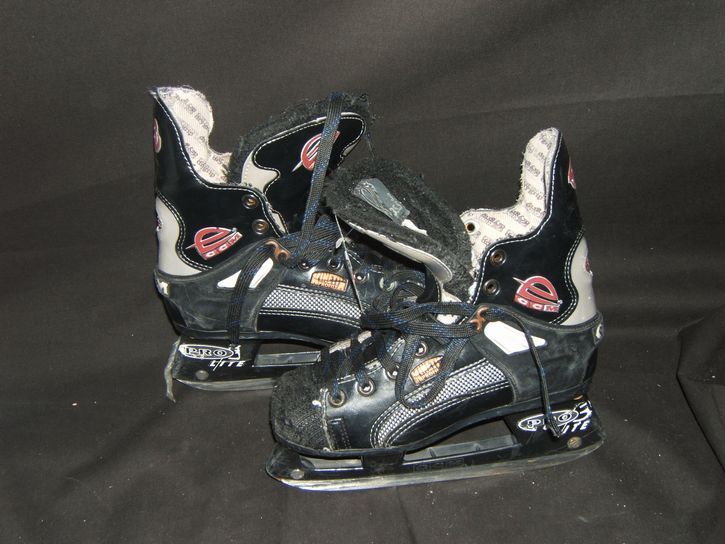 Used CCM Edge 4.3 Size 3 D Ice Hockey Skates  