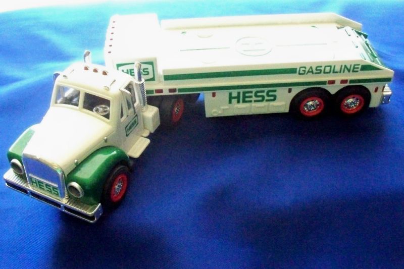 HESS GASOLINE TRUCK 2002 18 WHEELER NO AIRPLANE  