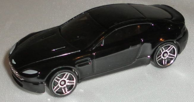 Hot Wheels diecast 2005 Aston Martin V8 Vantage Black Car  