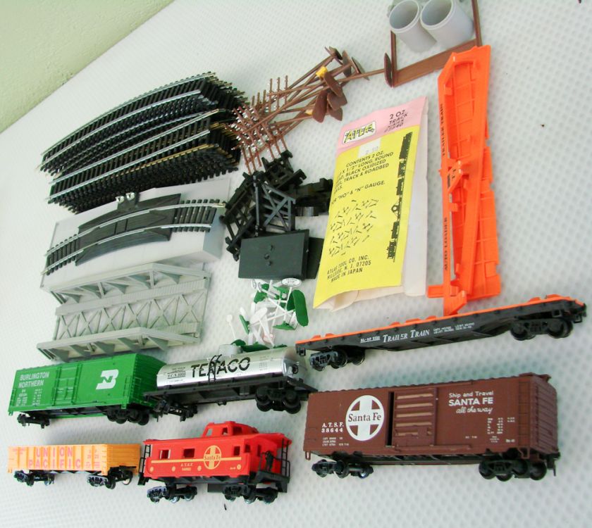 Tyco Santa Fe HO Electric Model Train Set Parts  